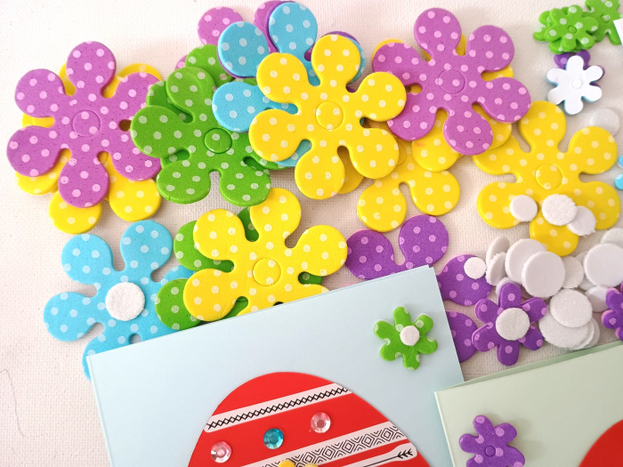 Set complet pentru confectionarea a 20 felicitari cu accesorii autoadezive - Ou roșu cu flori.  [5]