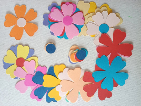 FELICITARI 8 MARTIE - 30 flori carton cu 5 petale și cercuri