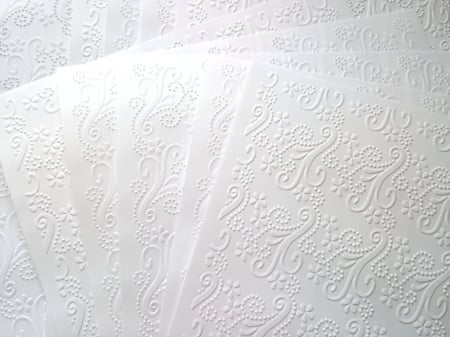 CARTON CU MODEL IN RELIEF - Carton embosat  cu floricele A4 - set 10 alb