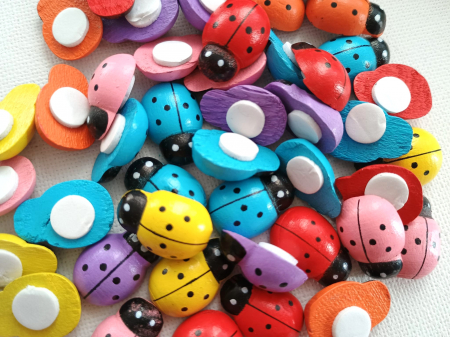 CREATIVITATE SI INDEMANARE - Figurine lemn autoadezive - 200 buburuze multicolore