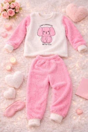 Fete - Pijama pufoasă roz din fleece cu catel brodat – confort premium pentru nopți călduroase