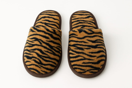 Papuci de casa - Papuci de casă dama pufoși cu imprimeu animal print tip tigru – comozi și călduroși