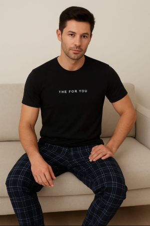 Pijama bărbătească din bumbac cu tricou negru și pantaloni lungi în carouri Barbati - Pijama bărbătească din bumbac cu tricou negru și pantaloni lungi în carouri