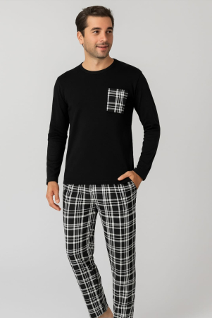 Pijama de barbati,din bumbac cu pantaloni în carouri – confort și stil Barbati - Pijama de barbati,din bumbac cu pantaloni în carouri – confort și stil