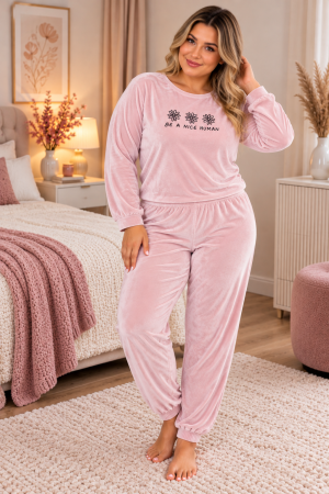 Femei - Pijama damă mărimi mari din catifea pufoasă, roz pudrat, cu pantaloni lungi  – Be a Nice Human