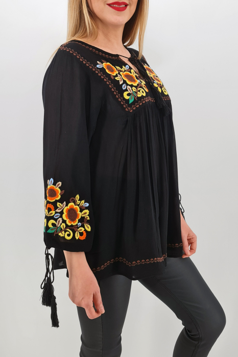 Bluza tip ie neagra cu broderie florala - Lavinia [4]