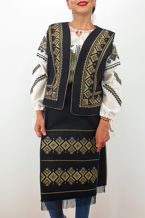 Costum Traditional Vesta si 2 Fote brodate cu model traditional 3 [4]
