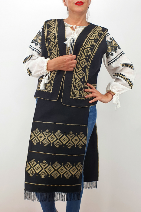 Costum Traditional Vesta si 2 Fote brodate cu model traditional 3 [3]
