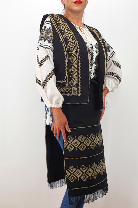 Costum Traditional Vesta si 2 Fote brodate cu model traditional 3 [2]