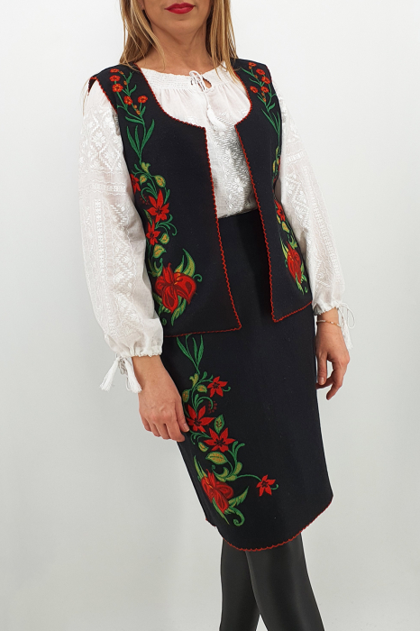 Costum Traditional Vesta si Fusta brodata cu model traditional 3 [2]