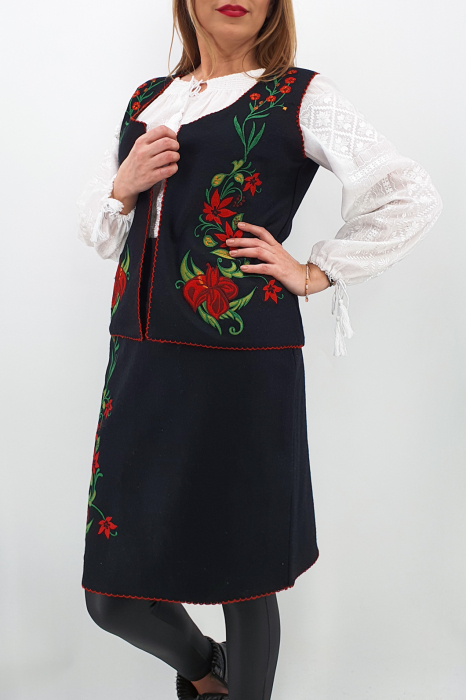 Costum Traditional Vesta si Fusta brodata cu model traditional 3 [3]
