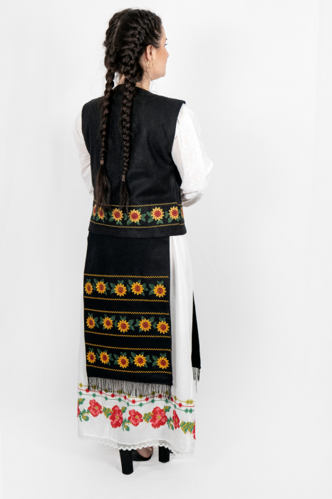 Costum Traditional Vesta si 2 Fote brodate cu model traditional 6 [2]