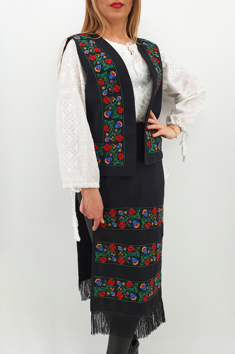Costum Traditional Vesta si 2 Fote brodate cu model traditional 2 [2]