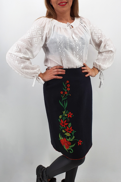 Costum Traditional Vesta si Fusta brodata cu model traditional 3 [4]