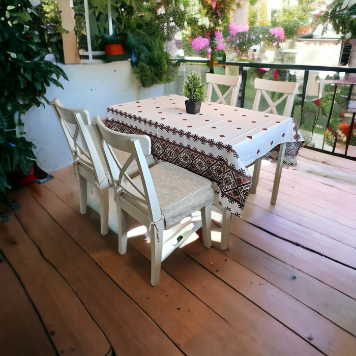 Fata de masa cu motive traditionale [3]