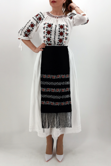 Fota brodata cu model traditional Ancuta [4]