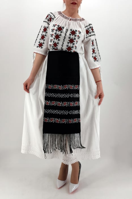 Fota brodata cu model traditional Ancuta [5]