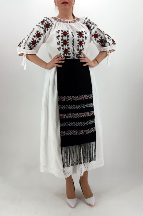 Fota brodata cu model traditional Ancuta [3]