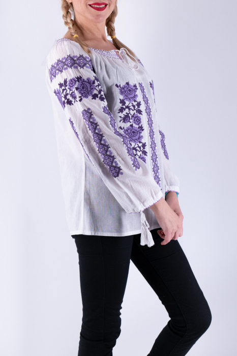 Ie Traditionala cu Trandafiri [3]