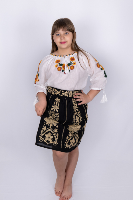 Ie traditionala fetite Giulia 2 [3]