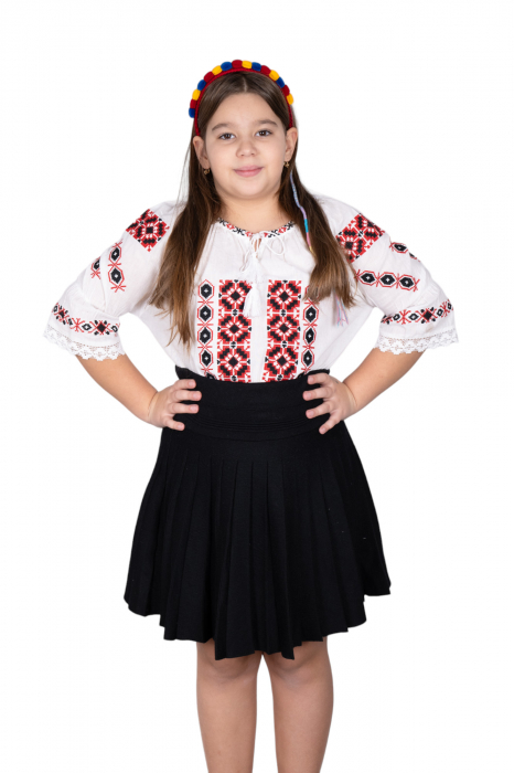 Ie traditionala fetite Anisa [4]