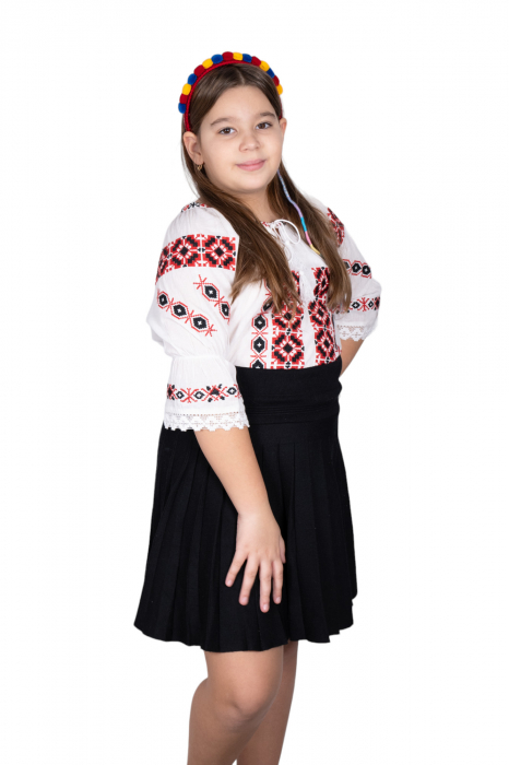 Ie traditionala fetite Anisa [3]