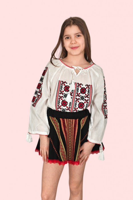 Ie traditionala fetite Melania 2 [2]