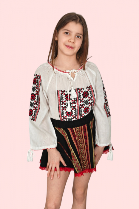 Ie traditionala fetite Melania 2 [3]