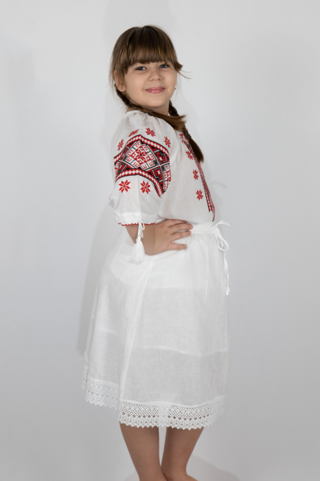 Ie traditionala fetite Letitia 3 [2]