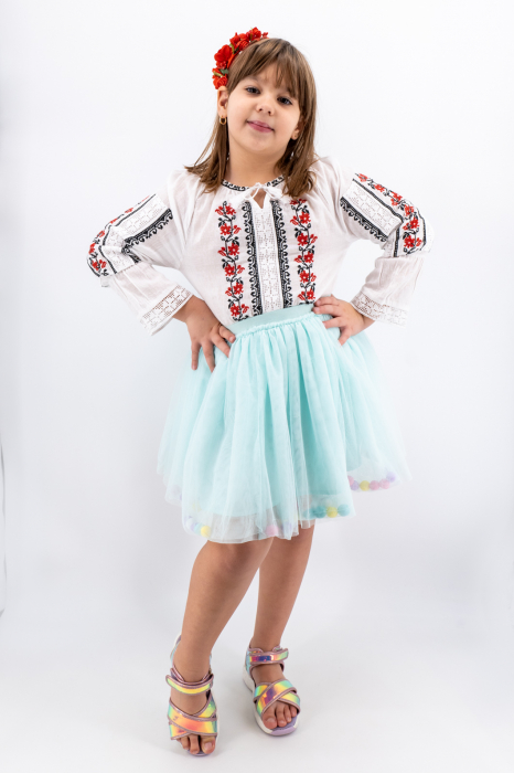 Ie traditionala fetite Antonia [5]