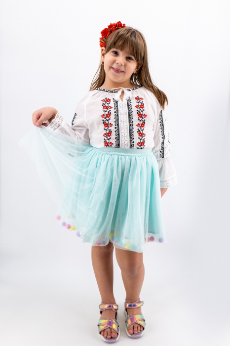 Ie traditionala fetite Antonia [3]