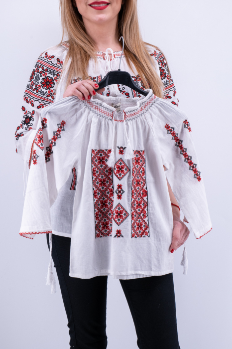 Ie traditionala fetite Ioanina image