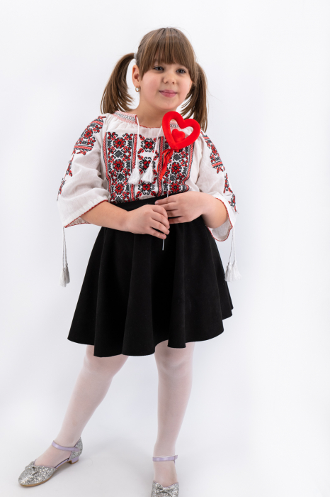 Ie traditionala fetite Melania [3]