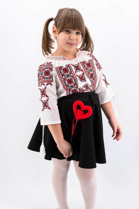 Ie traditionala fetite Melania [2]