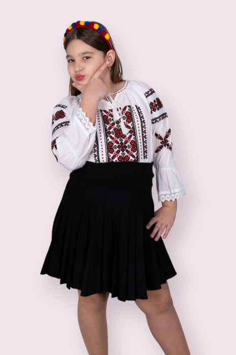 Ie traditionala fetite Melisa 3 [4]