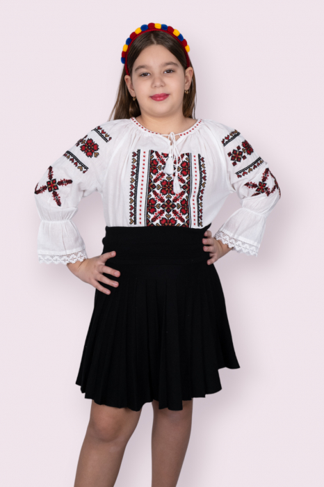 Ie traditionala fetite Melisa 3 [2]