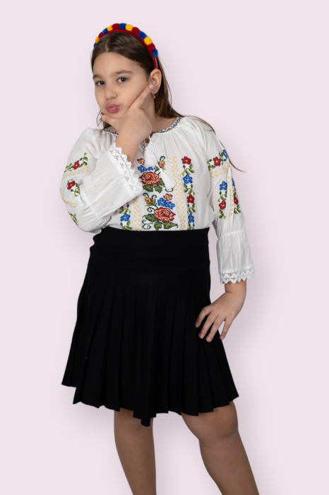 Ie traditionala fetite Rosalinda 3 [3]