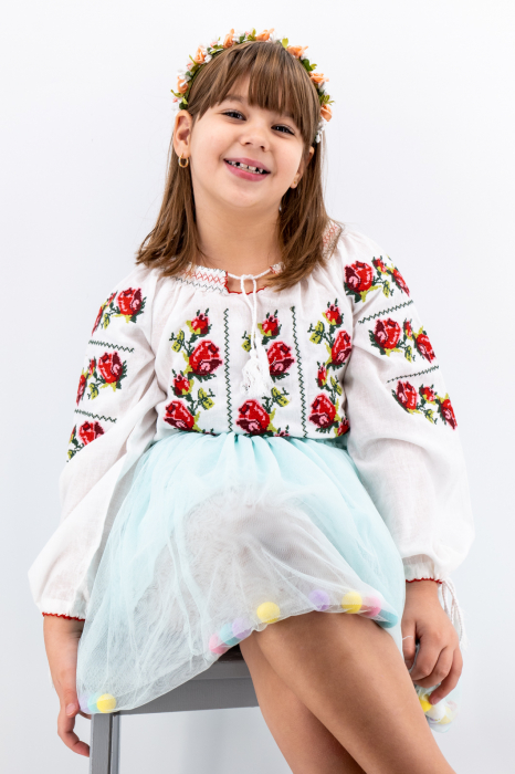 Ie traditionala fetite Selena [2]