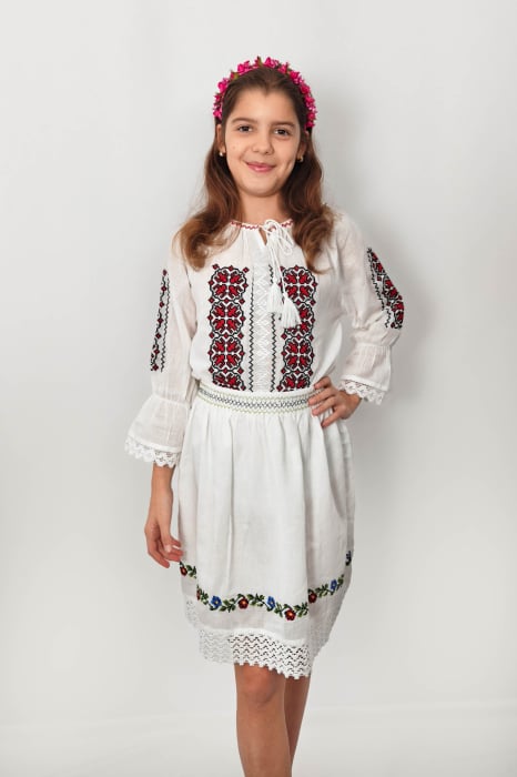 Ie traditionala fetite Olguta 2 [3]