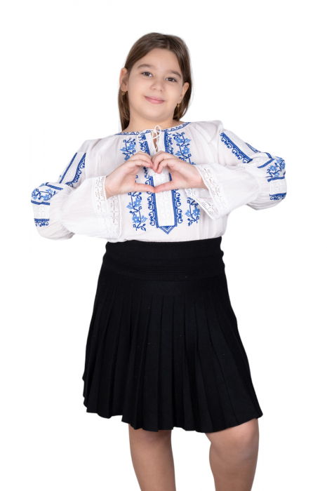 Ie traditionala fetite Antonia 2 [3]