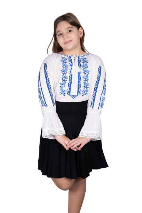 Ie traditionala fetite Antonia 2 [5]