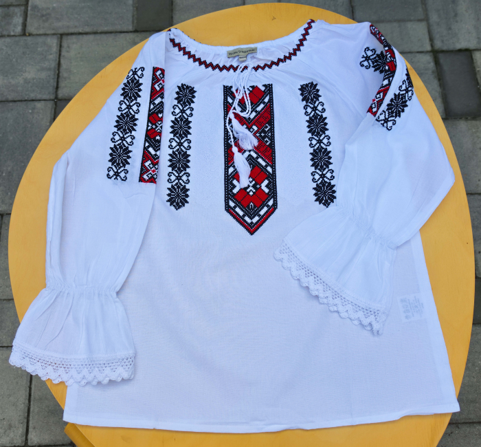 Ie traditionala fetite Mirela 2 [2]