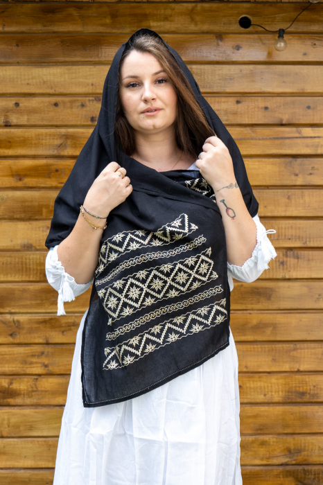 Marama Traditionala cu broderie Inflorata [2]