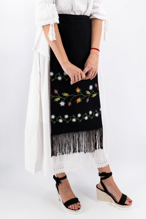 SET - 2 Fote brodate cu model traditional Valentina 4 [3]