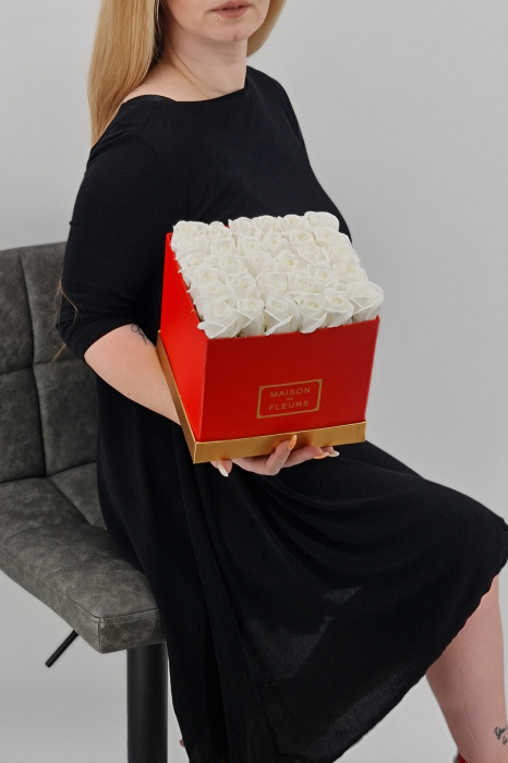 Set cadou – Trandafiri sapun – cutie patrata si trandafiri albi [3]