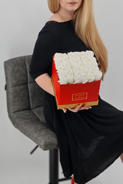 Set cadou – Trandafiri sapun – cutie patrata si trandafiri albi [2]