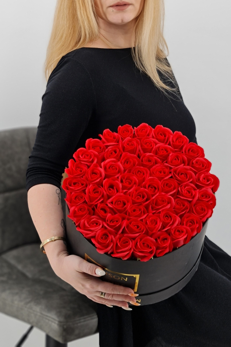 Set cadou – Trandafiri sapun – cutie neagra cu flori rosi! [3]