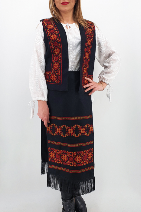 Costum Traditional Vesta si 2 Fote brodate cu model traditional [2]