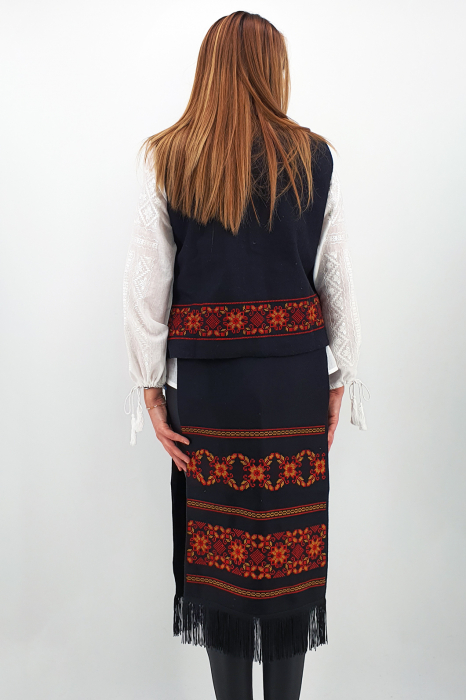 Costum Traditional Vesta si 2 Fote brodate cu model traditional [3]