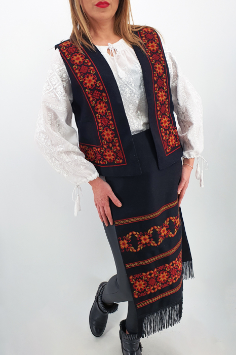 Costum Traditional Vesta si 2 Fote brodate cu model traditional [4]